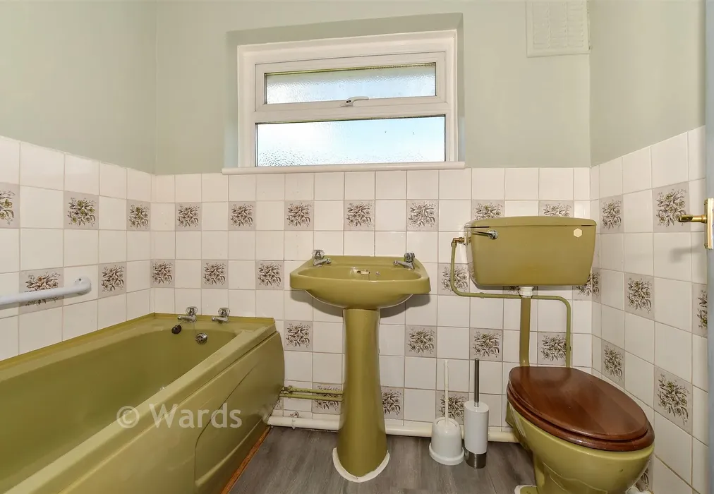 Bathroom - Union Street, Canterbury, Kent - Wards of Kent