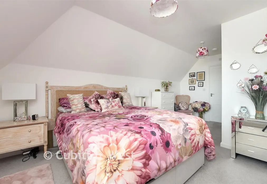 Bedroom 1 - Sandcross Lane, Reigate, Surrey - Wards of Kent