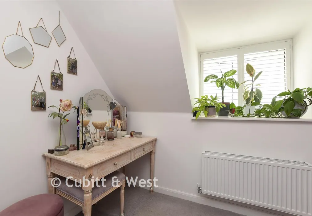Bedroom 1 - Sandcross Lane, Reigate, Surrey - Wards of Kent