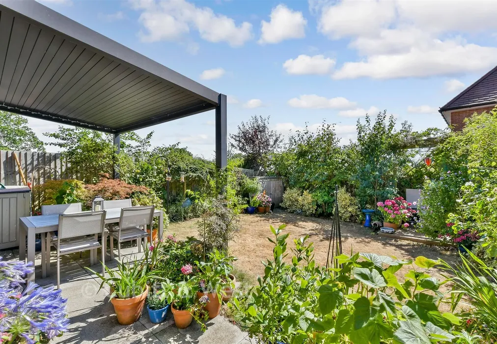 Rear Garden - Sandcross Lane, Reigate, Surrey - Wards of Kent