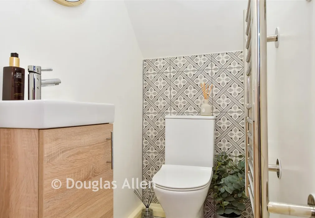 Cloakroom - Ilfracombe Crescent, Hornchurch, Essex - Wards of Kent