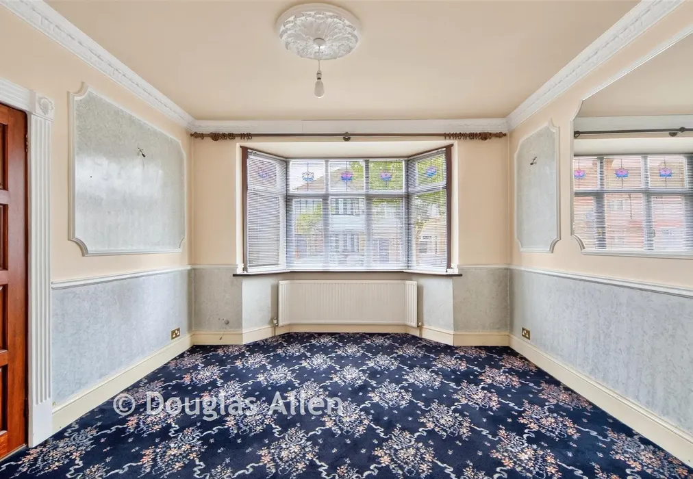 Lounge - Kings Avenue, Romford, Essex - Wards of Kent