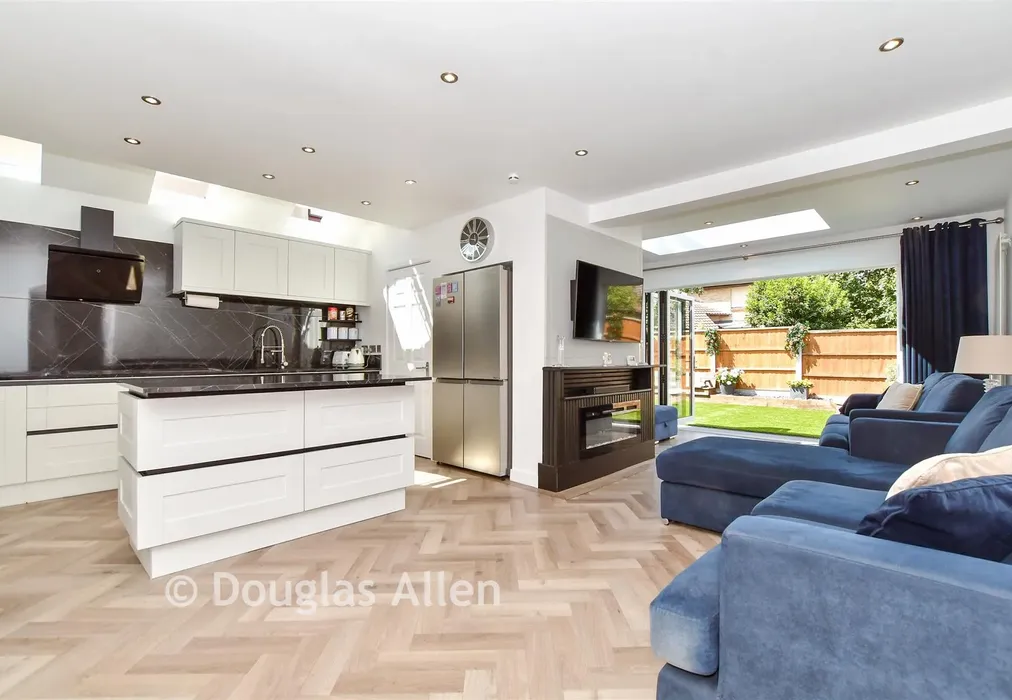 Lounge/Diner - Osterley Drive, Langdon Hills, Essex - Wards of Kent