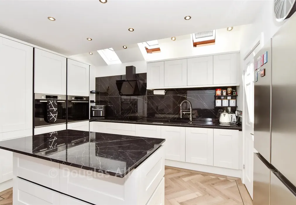 Kitchen - Osterley Drive, Langdon Hills, Essex - Wards of Kent