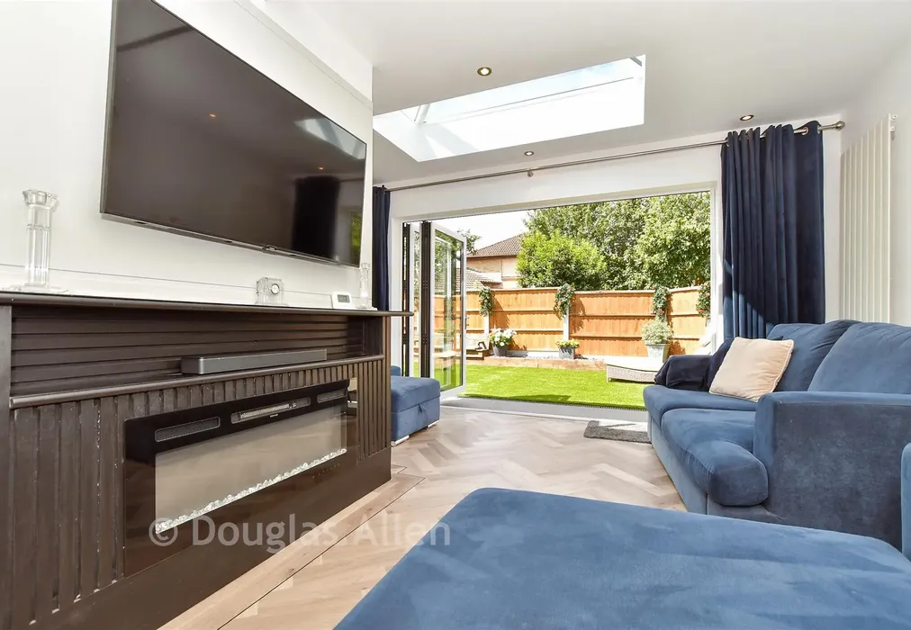 Lounge/Diner - Osterley Drive, Langdon Hills, Essex - Wards of Kent