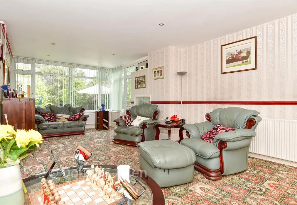 Lounge * - Main Road, Gidea Park, Essex - Wards of Kent
