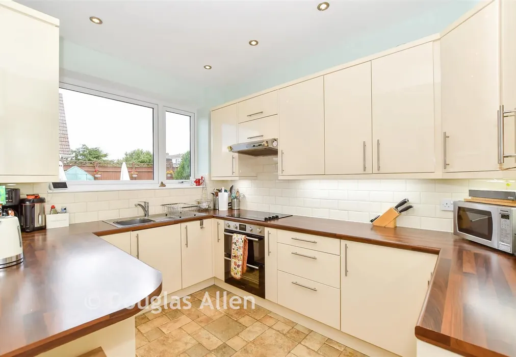 Kitchen - Oakhurst Drive, Wickford, Essex - Wards of Kent