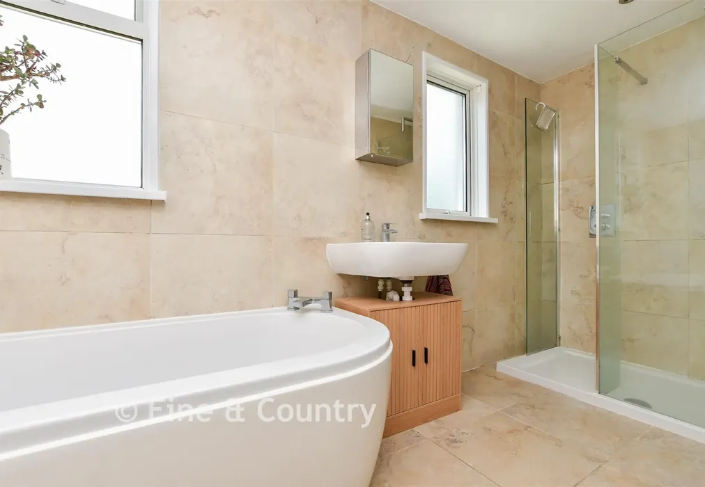 Family Bathroom - St. Richard's Road, Deal, Kent - Wards of Kent