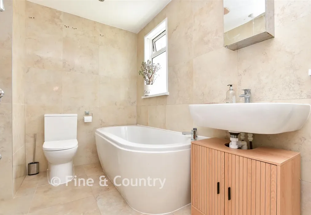 Family Bathroom - St. Richard's Road, Deal, Kent - Wards of Kent