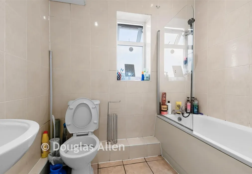 Bathroom - Westwood Road, Ilford, Essex - Wards of Kent