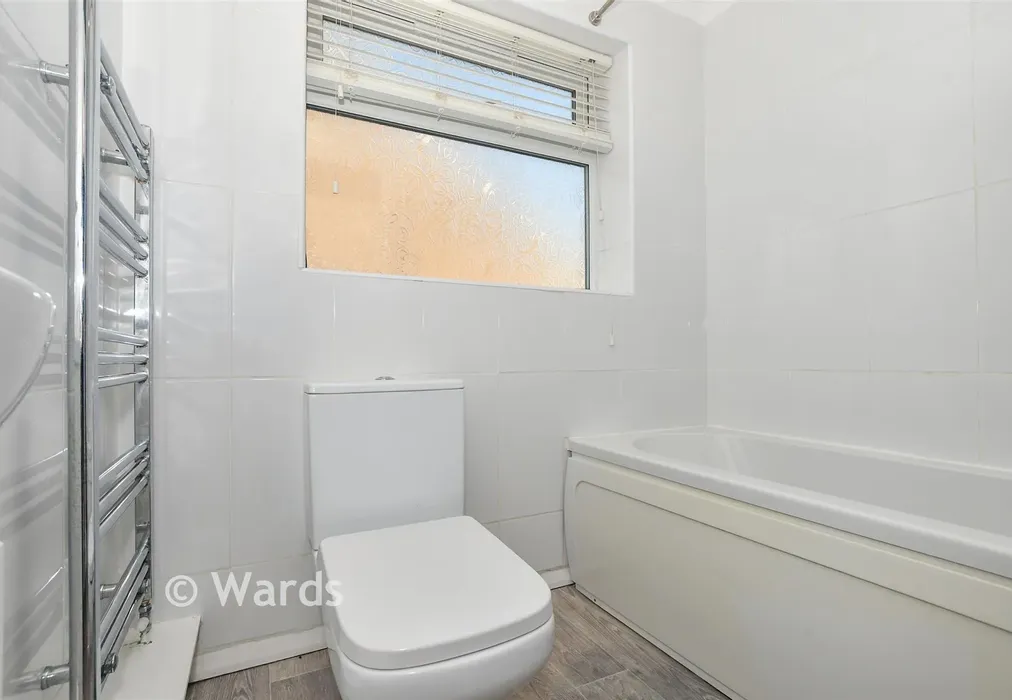 Bathroom - Adie Road, Greatstone, Kent - Wards of Kent