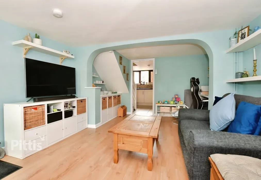  - Castle Road Newport PO30 - Wards of Kent