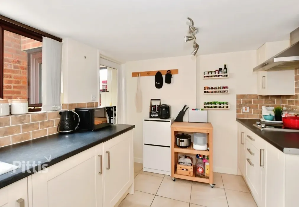  - Castle Road Newport PO30 - Wards of Kent