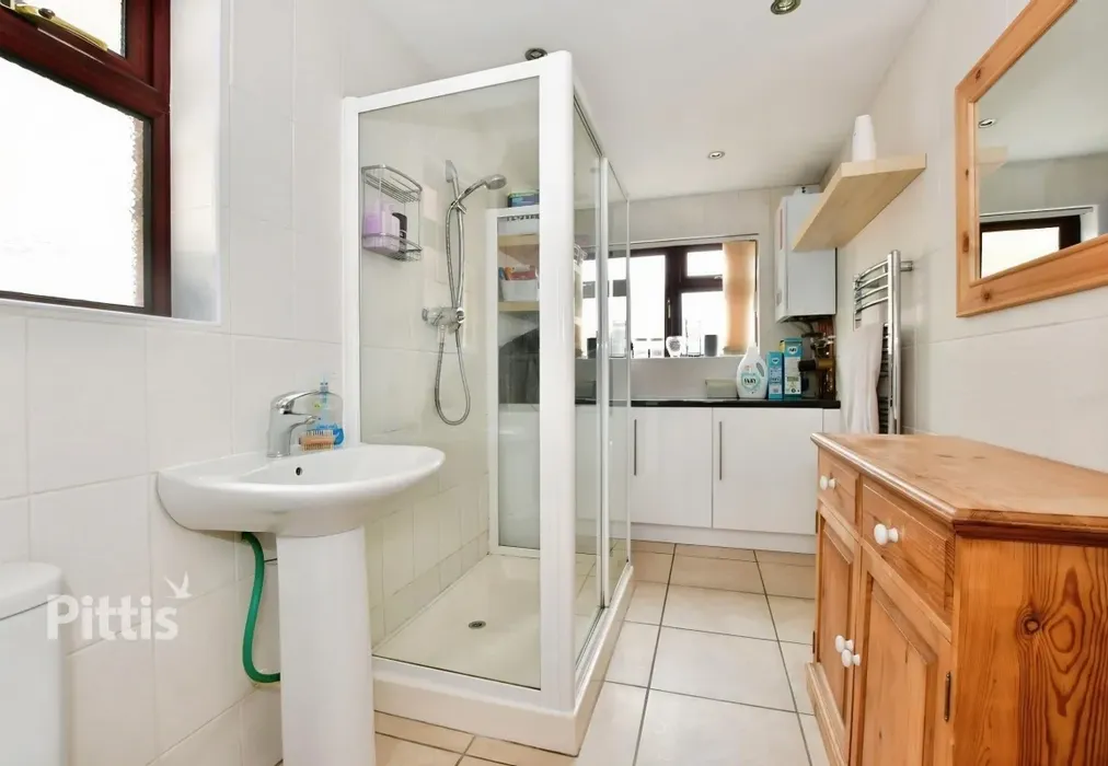  - Castle Road Newport PO30 - Wards of Kent