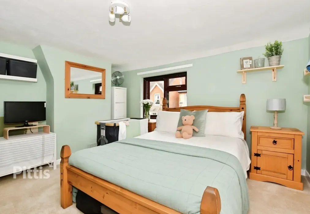  - Castle Road Newport PO30 - Wards of Kent