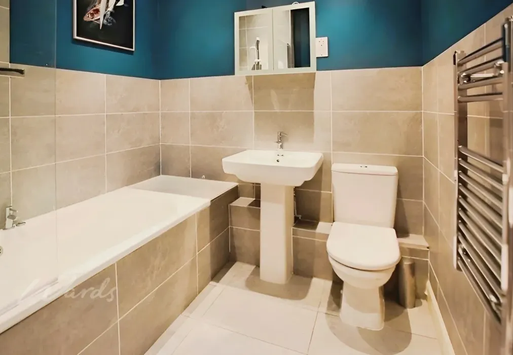 bathroom - 52 The Pantiles Tunbridge Wells TN2 - Wards of Kent
