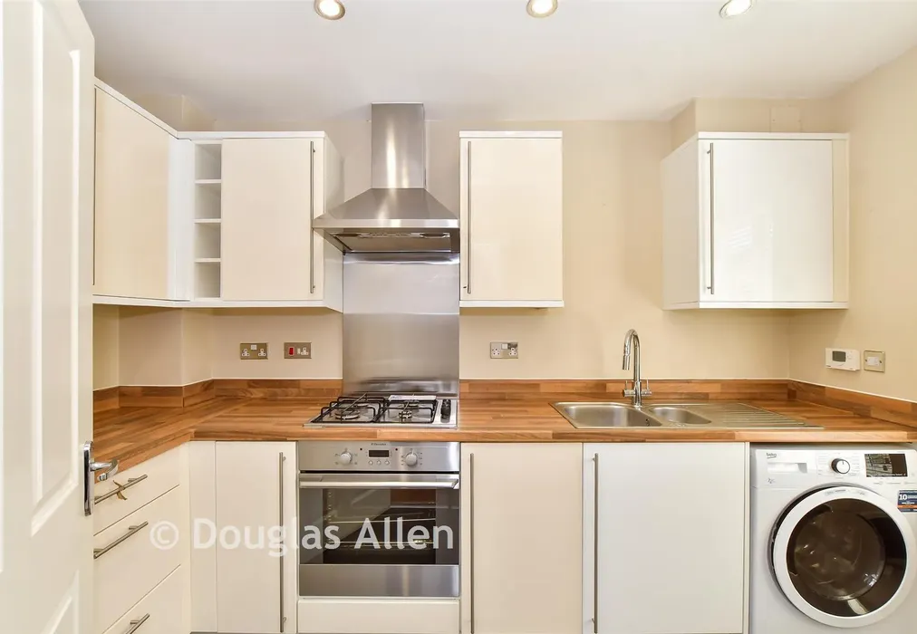 Kitchen - Little Highwood Way, Brentwood, Essex - Wards of Kent