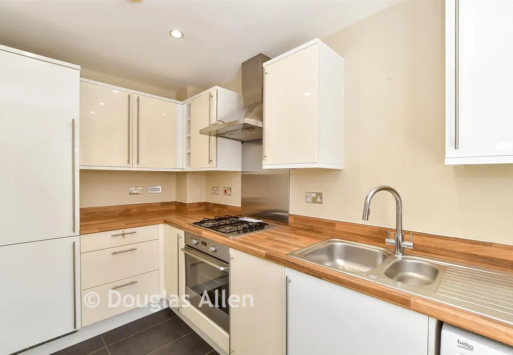 Kitchen - Little Highwood Way, Brentwood, Essex - Wards of Kent