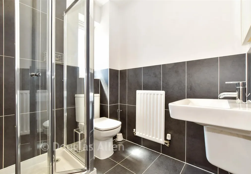 En-Suite - Little Highwood Way, Brentwood, Essex - Wards of Kent