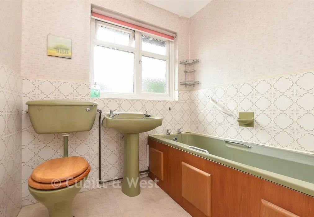 Bathroom - Fairhaven Road, Redhill, Surrey - Wards of Kent