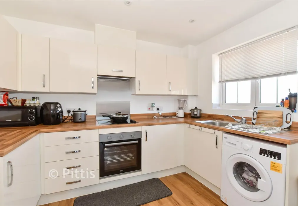 Kitchen - Beauchamp Drive, Newport, Isle of Wight - Wards of Kent