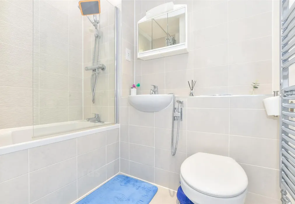 Bathroom - College Row, Ashford, Kent - Wards of Kent