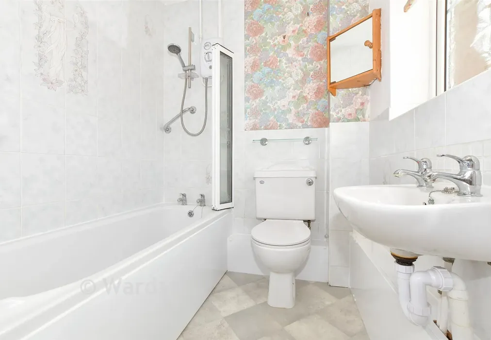 Bathroom - Portland Road, Hythe, Kent - Wards of Kent