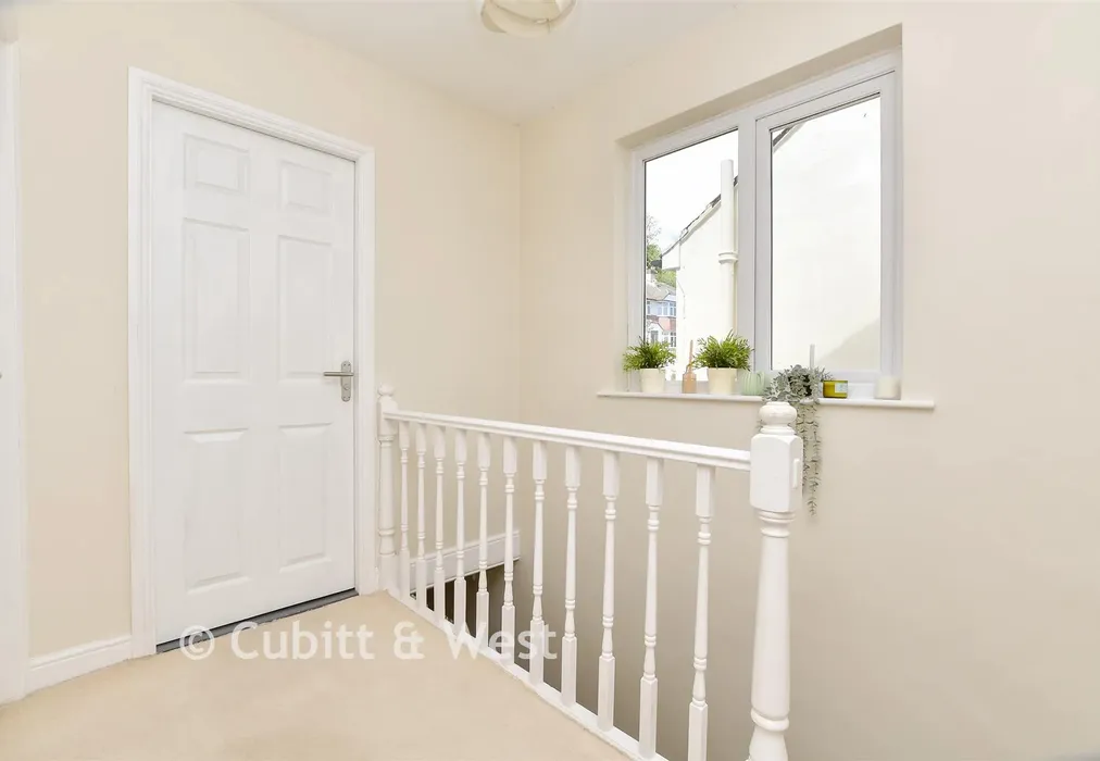 Landing - Northwood Avenue, Purley, Surrey - Wards of Kent