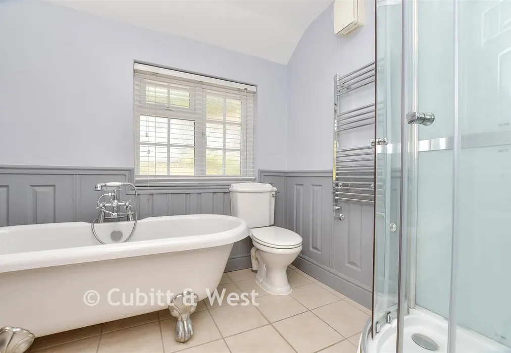 Bathroom - Northwood Avenue, Purley, Surrey - Wards of Kent