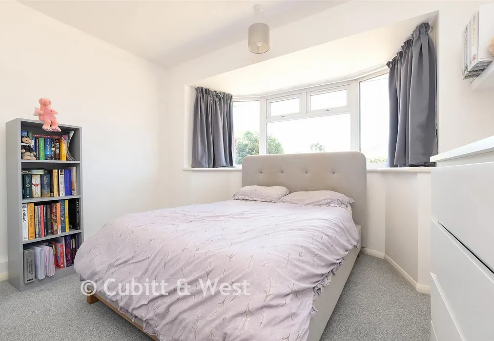 Bedroom 1 - Smallmead, Horley, Surrey - Wards of Kent