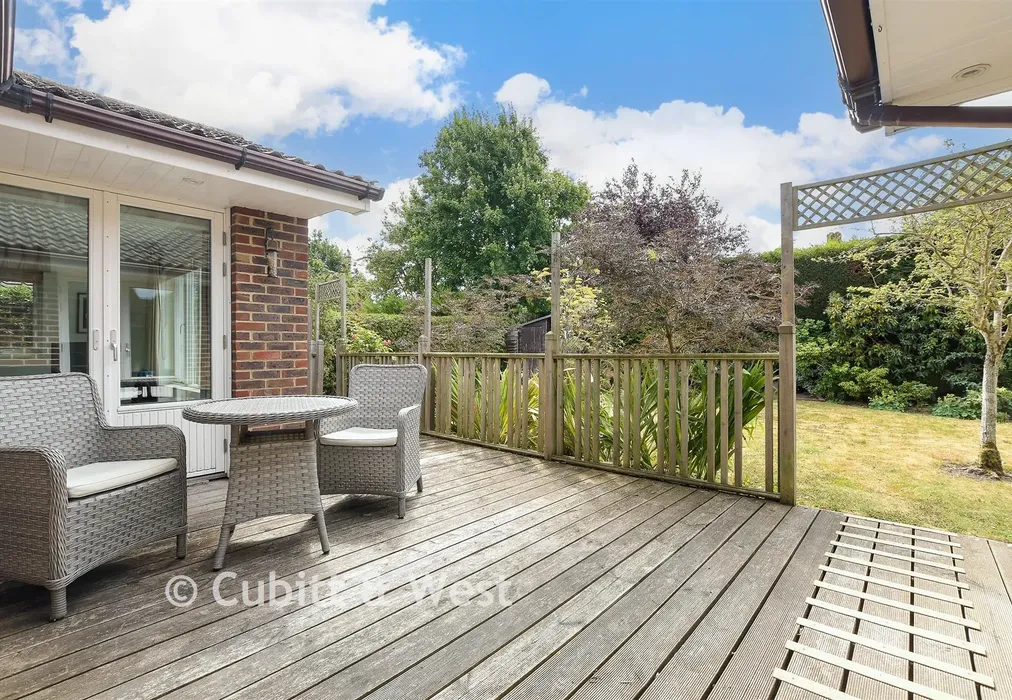 Rear Garden - Stonefield Close, Crawley, West Sussex - Wards of Kent