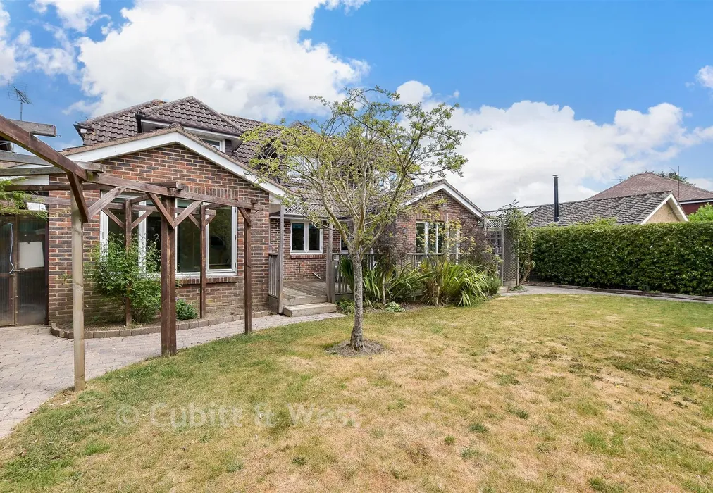 Rear Garden - Stonefield Close, Crawley, West Sussex - Wards of Kent