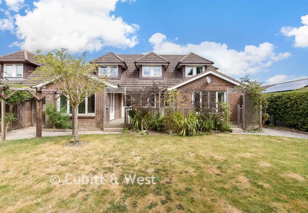 Rear Garden - Stonefield Close, Crawley, West Sussex - Wards of Kent