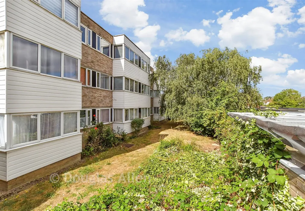 Communal Gardens - Winston Close, Romford, Essex - Wards of Kent