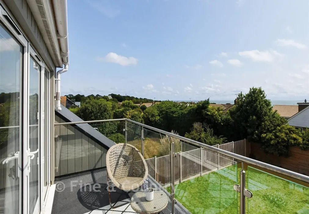 Balcony - Kings Avenue, Broadstairs, Kent - Wards of Kent
