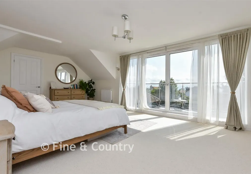Principal Bedroom - Kings Avenue, Broadstairs, Kent - Wards of Kent