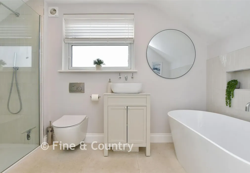 En-Suite Bathroom - Kings Avenue, Broadstairs, Kent - Wards of Kent