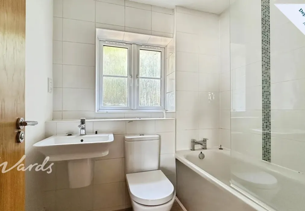 Bathroom - Russet Gardens Maidstone ME17 - Wards of Kent