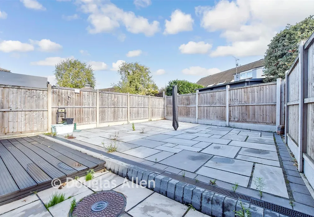 Rear Garden - Rectory Park Drive, Basildon, Essex - Wards of Kent