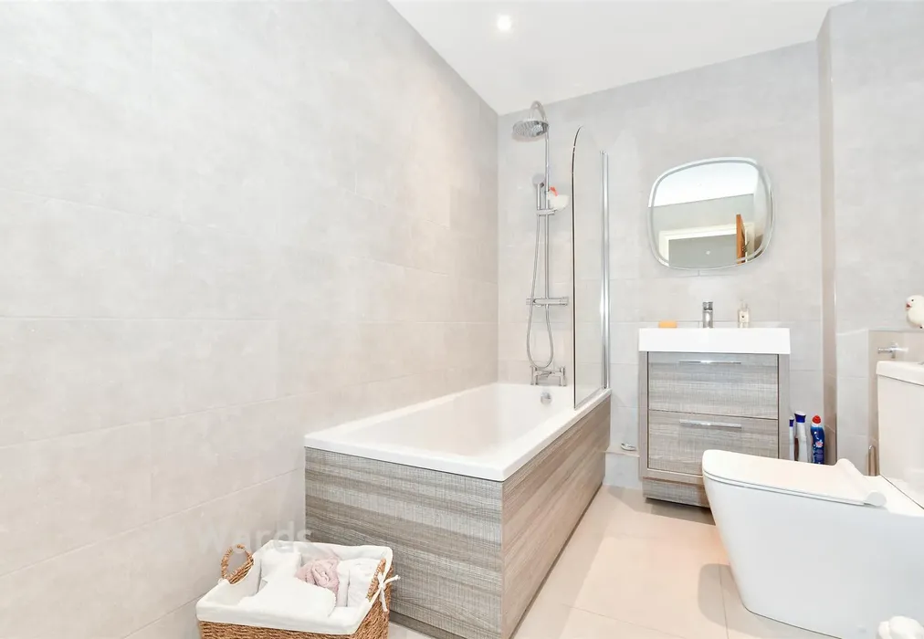Bathroom - Tarragon Road, Maidstone, Kent - Wards of Kent