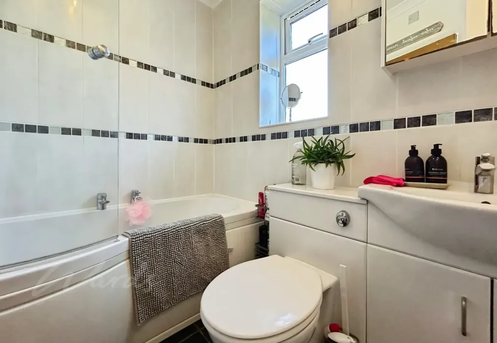 c9dc0bef-bathroom - Hampstead Lane Nettlestead ME18 - Wards of Kent
