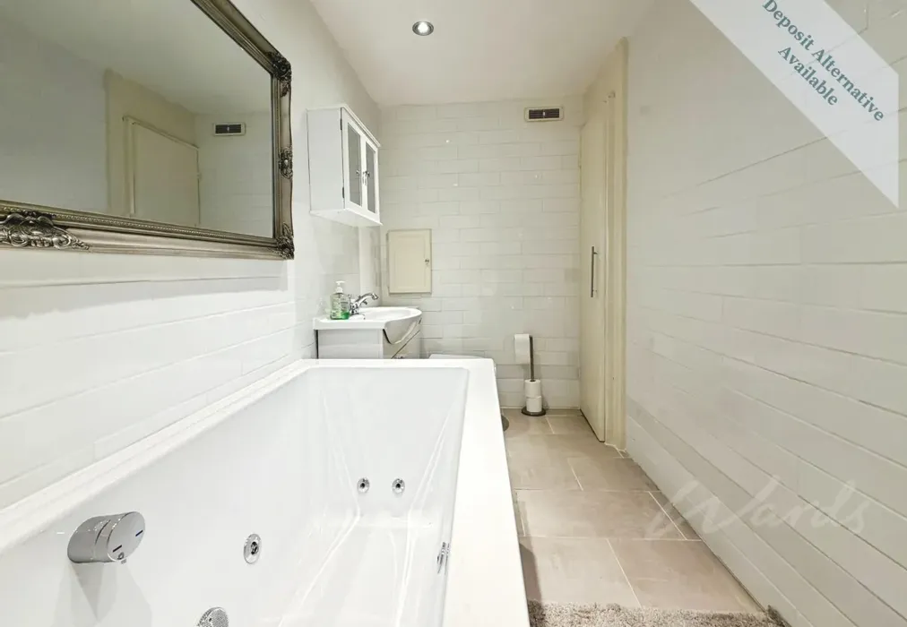 Bathroom. - Old Road East Gravesend DA12 - Wards of Kent