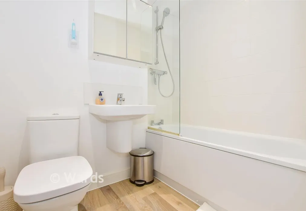 Bathroom - Bermelie Fields, Barming, Maidstone, Kent - Wards of Kent