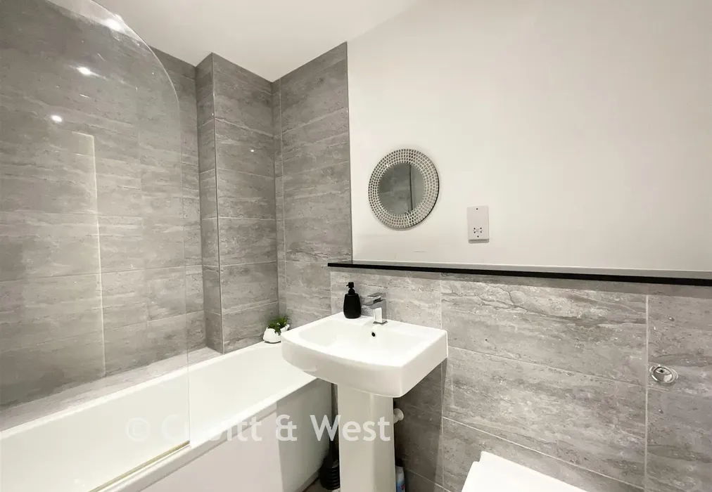 Bathroom - Strand Parade, Goring-By-Sea, Worthing, West Sussex - Wards of Kent