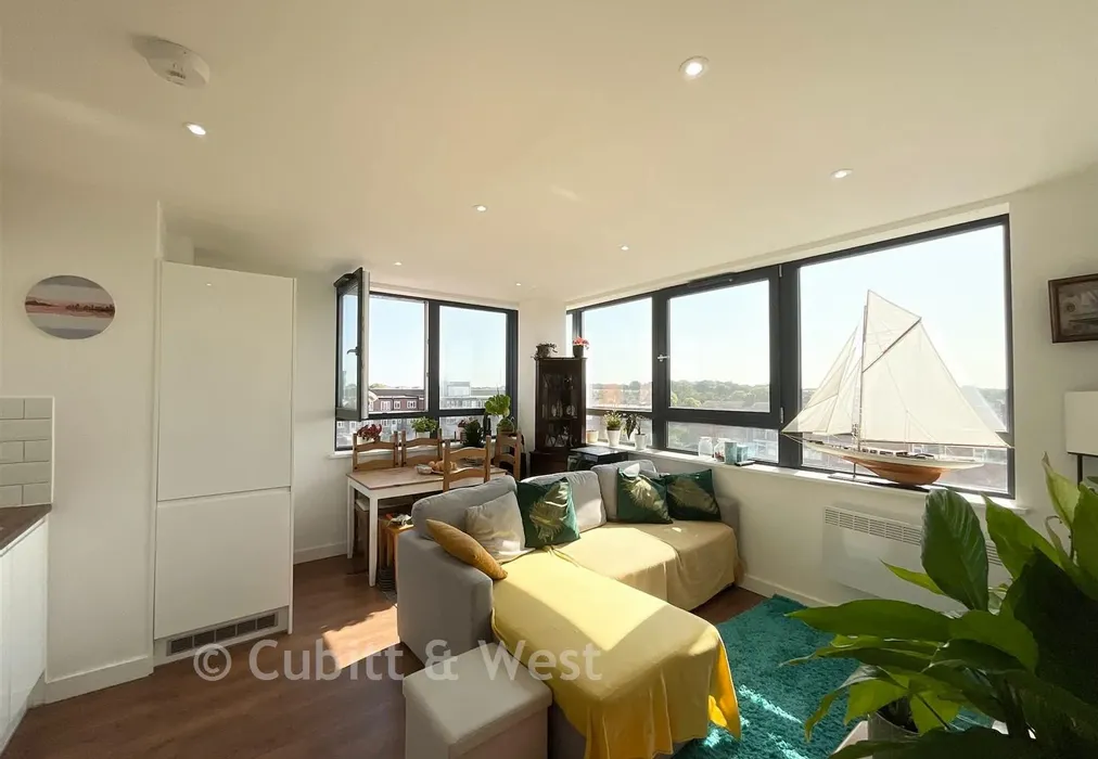 Lounge - Strand Parade, Goring-By-Sea, Worthing, West Sussex - Wards of Kent