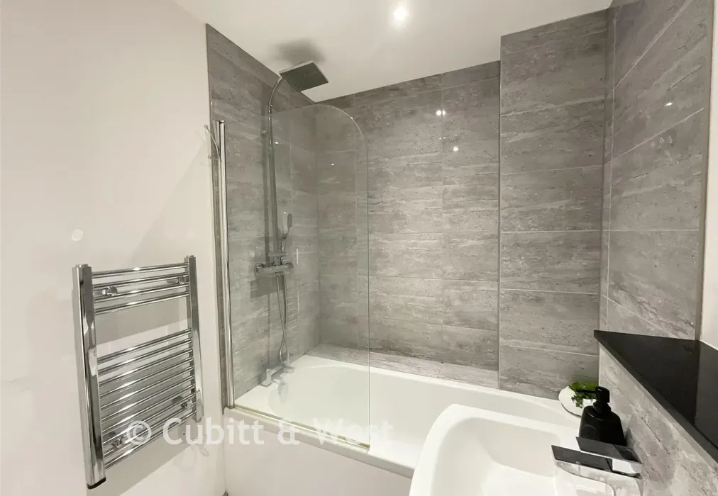 Bathroom - Strand Parade, Goring-By-Sea, Worthing, West Sussex - Wards of Kent