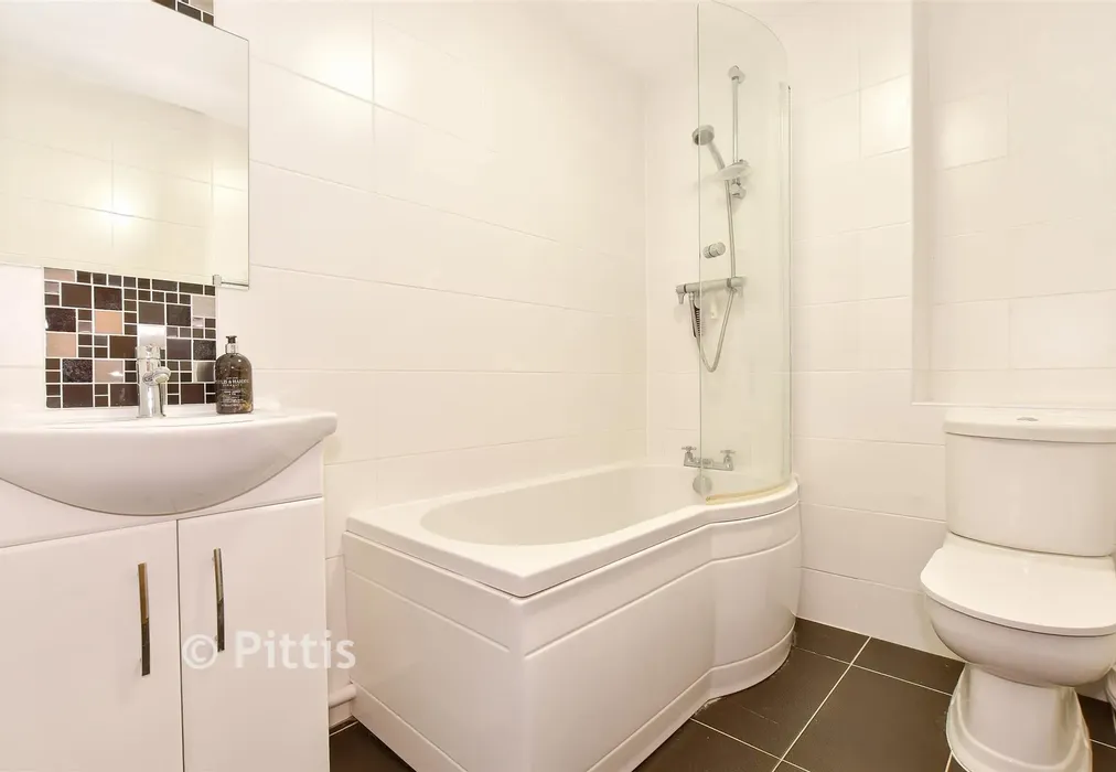 Bathroom - East Hill Road, Ryde, Isle of Wight - Wards of Kent