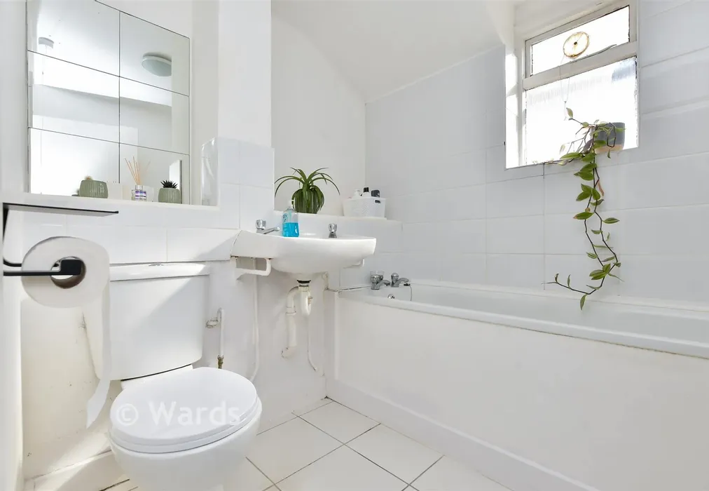 Bathroom - St. Mildred's Road, Ramsgate, Kent - Wards of Kent