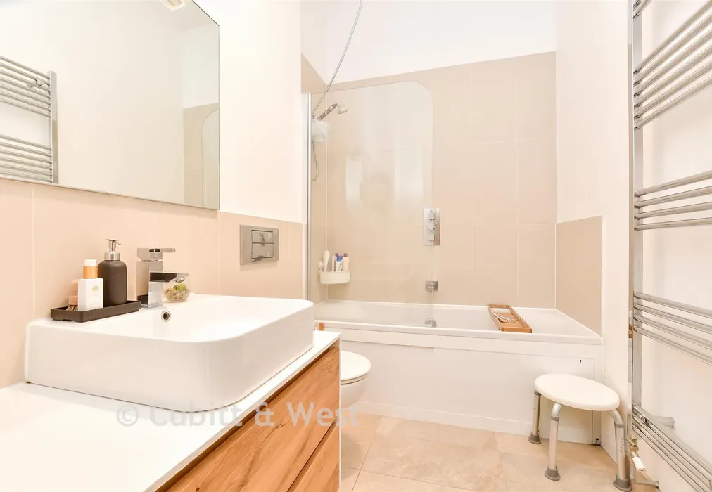 Bathroom - Manor Road, Wallington, Surrey - Wards of Kent