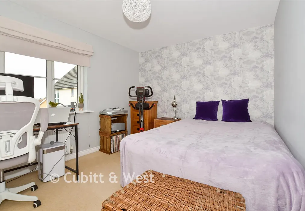 Bedroom 1 - Olliver Acre, Wick, West Sussex - Wards of Kent